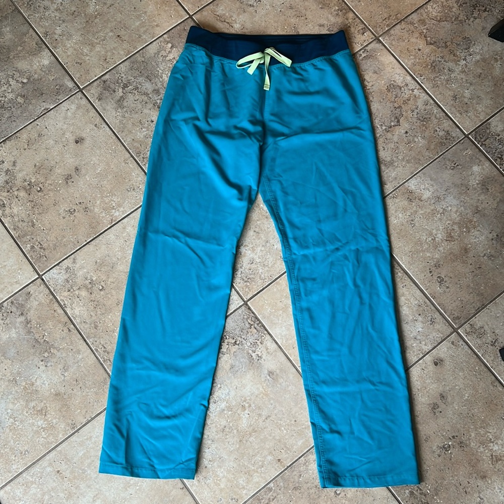 FIGS Livingston basic scrub pants size medium tall